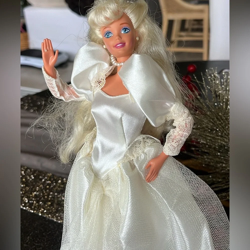 Vintage excellent condition, Barbie blushing bride blonde hair doll 1990s